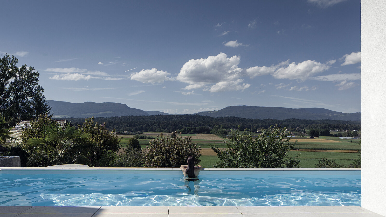 Philipp Architekten Villa Hulliger Aussenansicht Poolbereich mit Aussicht